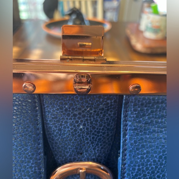 Awesome handbag!  No stains or blemishes non smoking - Picture 2 of 5